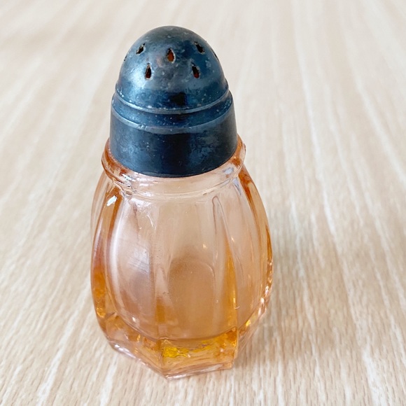 Antique Pink Depression Glass Salt & Pepper Shaker - Picture 10 of 15